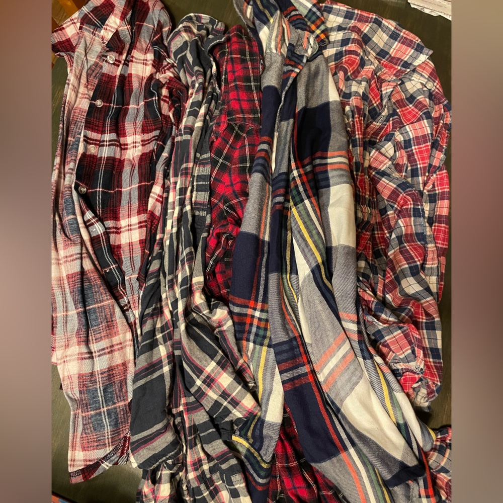 Lot - Women’s flannel shirts - size small & medium - five flannels total